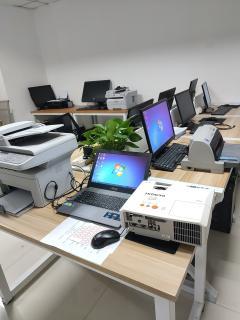 辦公室不干了！九成新辦公設備轉讓，電腦打印機投影儀一應俱全，售后無憂